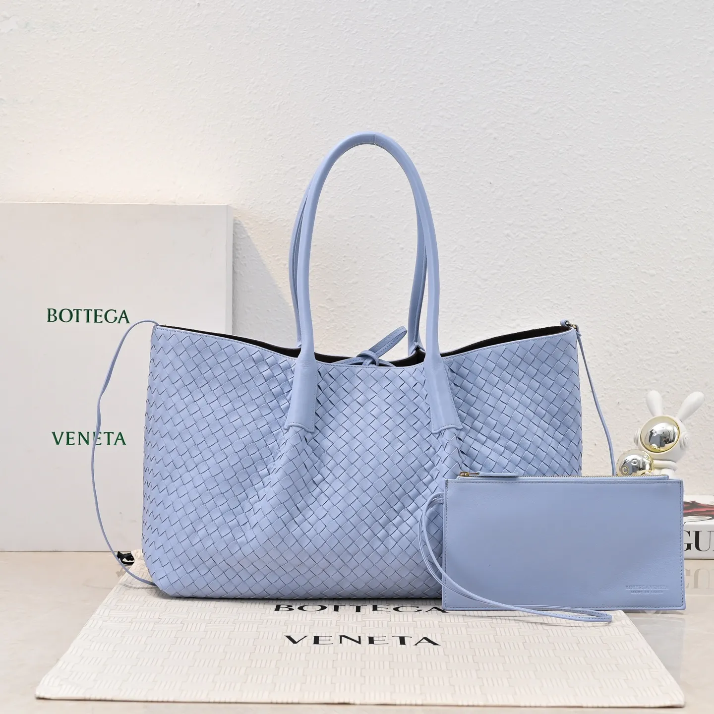 Batch 2660 Bv 2025 early spring series Pinacoteca medium tote handbag. The front is made of classic Intreccia woven cow leather. It is low-key and luxurious. The flip side is made of warm suede. It instantly switches to a lazy and casual style. It has a large internal capacity. It is no pressure to carry a computer for commuting. It is also thoughtfully matched with a small detachable bag. It feels full and full of security. The woven texture is so delicate that you can't put it down. The highlight is that it is super versatile. Come and get your new bag😝 Model: 7166 Size: 23*43*14.5cm